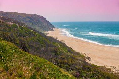 Güneşli bir günde Rocky sahili. Paredes da Vitoria Plajı, Portekiz, Avrupa