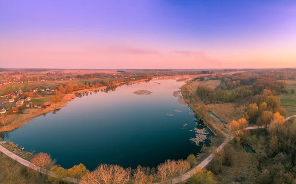 Wiosenny Krajobraz Wiejski Wieczorem Widok Powietrza Panoramiczny Widok Wieś Jezioro — Zdjęcie stockowe