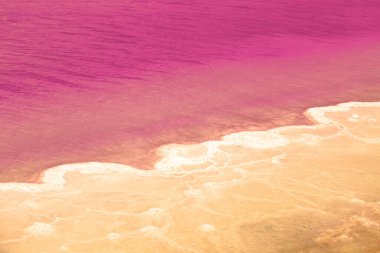 Torrevieja 'nın Pembe Gölü. Pembe gölün tuzlu dokusu. Su doğası arka planı