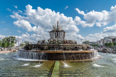 mavi gökyüzüne karşı güzel şehir çeşmesi