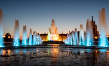 güzel ışıklı akşam çeşmesi