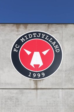 Herning, Danimarka - 13 Mayıs 2018: Fc Midtjylland bir duvara Mch Arena logosu. FC Midtjylland bir Danimarkalı futbol kulübü Herning içinde temel ve süper lig içinde çalmakta olduğunu