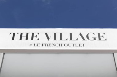 Villefontaine, Fransa - 24 Mayıs 2018: Köy logosuna duvar. Köyün beri 18 Mayıs 2018 yılında Villefontaine Lyon yakınındaki Isere bölümünde açılan bir Fransız çıkış köyüdür