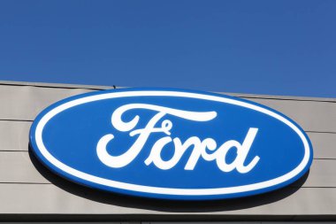 Randers, Danimarka - 5 Mayıs 2018: Ford logosu bir duvar. Dearborn, Michigan, ABD'de merkezi bir Amerikan çokuluslu otomobil üreticisi Ford olduğunu