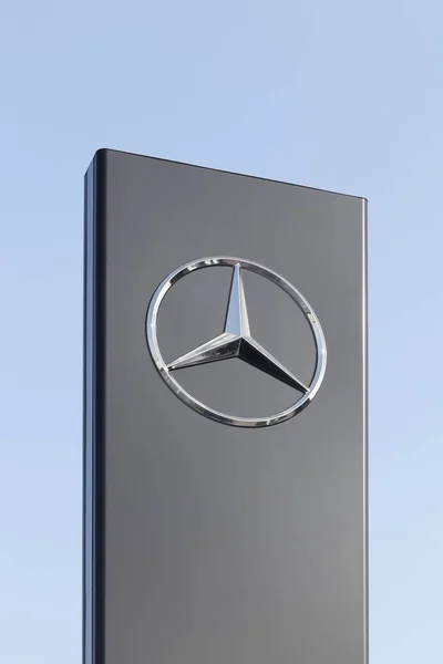 Mientras Tanto Dinamarca Abril 2018 Logotipo Mercedes Panel Mercedes Benz — Foto de Stock