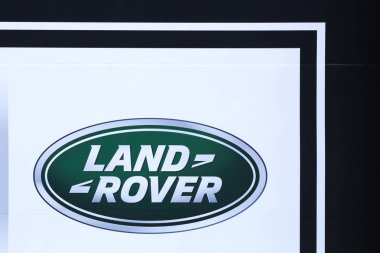 Decines, Fransa - 24 Mayıs 2018: Land Rover logosu bir duvar. Land Rover İngiliz çokuluslu otomobil üreticisi Jaguar Land Rover ait dört çekişli araçlarda uzmanlaşmış bir araba markasıdır