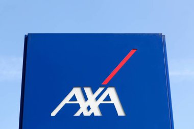 Macon, Fransa - 22 Mart 2016: Axa Sigorta logosu bir panel. AXA global sigorta, yatırım yönetimi ve finansal hizmetler yürütmektedir bir Fransız çokuluslu sigorta şirketidir