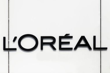 Villefontaine, Fransa - 24 Mayıs 2018: L'Oreal logosu bir duvar. L'Oreal bir Fransız kişisel bakım şirketi ve dünyanın en büyük kozmetik şirketi