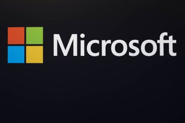 Amsterdam, Hollanda - 1 Şubat 2016: Microsoft logosu bir duvar. Microsoft geliştirir, üretir, lisansları, destekler ve satan bilgisayar yazılımı ve kişisel bilgisayarlar ve Hizmetleri bir Amerikan çokuluslu teknoloji şirketi olduğunu