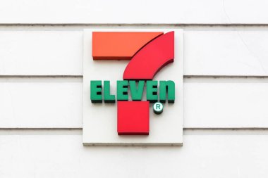 Aarhus, Danimarka - Temmuz 6, 2017:7 eleven logosu bir duvar. 7-eleven öncelikle bir franchise faaliyet bir uluslararası mağazalar zincirinin olduğunu