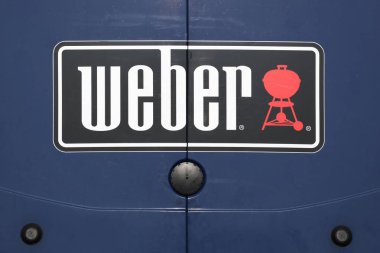 Himmerland, Danimarka - 23 Ağustos 2018: Weber logo bir araba; Weber bir özel düzenlenen Amerikan kömür, gaz ve elektrikli açık ocaklar ile ilgili aksesuarları üreticisidir