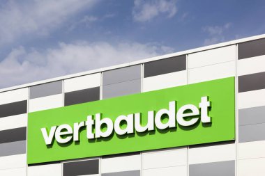 Creches, Fransa - 5 Haziran 2018: Vertbaudet 1963'te kurulmuş bir posta sipariş şirketidir. Verbaudet çocuklar, bebekler ve gelecekte anne için alanlarında etkindir