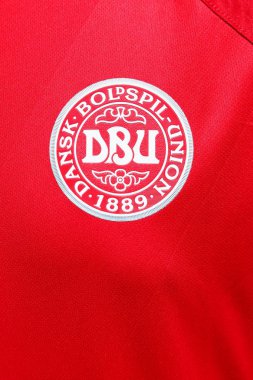 Odder, Danimarka - 14 Haziran 2018: Danimarkalı millî futbol takımı bir tişörtün üstünde arması