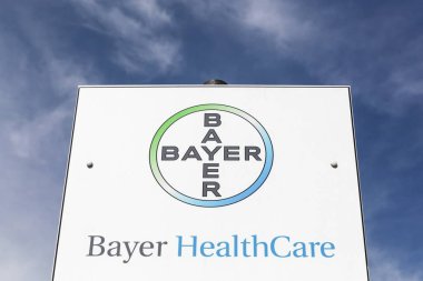 Saint Georges, Fransa - 2 Haziran 2018: Bayer sağlık logosu bir panel. Bayer Barmen, Almanya kurulan bir Alman çok uluslu kimya ve ilaç şirketidir