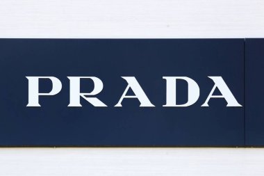 Nimes, Fransa - 1 Temmuz 2018: Prada logosu bir duvar. Prada Deri çanta, uzmanlaşmış bir İtalyan lüks moda evi, seyahat aksesuarları, Ayakkabı, hazır ve parfüm olduğunu