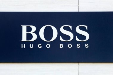 Nimes, Fransa - 1 Temmuz 2018: Hugo Boss işareti bir mağaza. Hugo Boss bir Alman lüks moda evidir. 1924 yılında Hugo Boss tarafından kurulmuştur ve Metzingen, Almanya'da genel merkezi