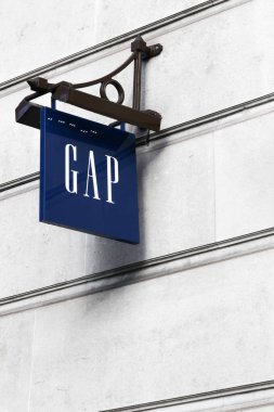 London, Büyük Britanya - 31 Ocak 2018: Gap logosu bir duvar. Bir Amerikan dünya çapında giyim ve aksesuarları perakendeci boşluğudur ve şirket 1969 yılında kuruldu