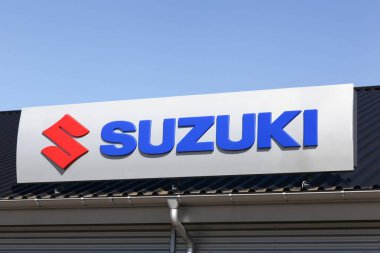 Hobro, Danimarka - 5 Mayıs 2018: Suzuki logo üzerinde bir bina. Suzuki üretim otomobil, 4 tekerlek sürücü araç ve motosiklet konusunda uzmanlaşmış bir Japon çokuluslu kuruluştur