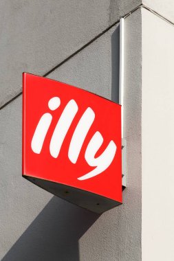 Odense, Danimarka - 16 Ağustos 2018: Illy logosu bir duvar. Illy espresso üretiminde uzmanlaşmış bir İtalyan kahve kavurma kuruluşudur