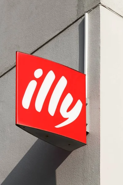 2018年8月16日 丹麦的欧登塞 墙上的 Illy Illy 是一家意大利咖啡烘焙公司 专门生产浓咖啡 — 图库照片