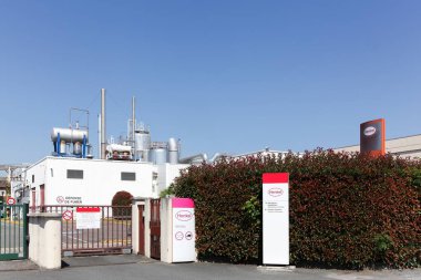 Arnas, Fransa - 30 Haziran 2018: Henkel üretim tesisi. Bir Alman kimyasal ve Almanya'nın Düsseldorf kentinde merkezi tüketim malları şirket Henkel olduğunu