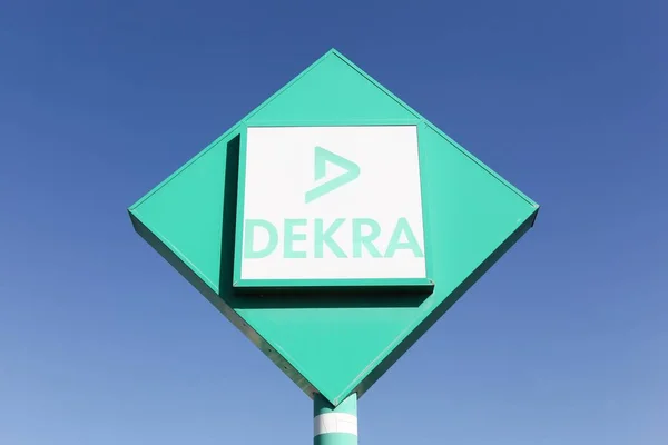 パネルのアルル フランス 2018 Dekra のロゴ Dekra 1925 年にドイツのベルリンで設立された車両検査会社です Dekra は世界で — ストック写真