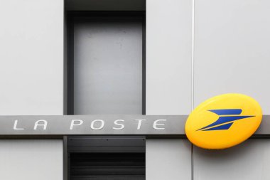 Lyon, Fransa - 26 Mayıs 2018: La Poste Fransa cephe. La Poste Fransa, Fransa yanı sıra beş Fransız denizaşırı departmanlarda çalışan bir posta servisi şirketidir