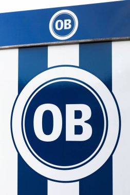 Odense, Danimarka - 16 Ağustos 2018: Odense boldklub logo bir duvar. Odense boldklub şehirde Odense dayalı ve Süper Ligi oynatılmakta olan bir Danimarkalı profesyonel futbol takımıdır