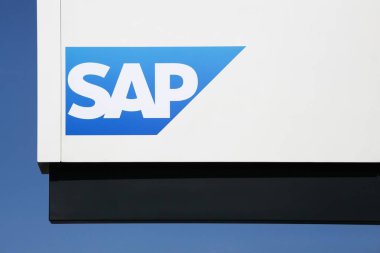 Aarhus, Danimarka - 7 Ağustos 2018: duvardaki SAP logosu. SAP, ticari faaliyetler ve müşteri ilişkileri yönetmek için kuruluş yazılımı üreten bir Avrupa çokuluslu yazılım şirketidir.