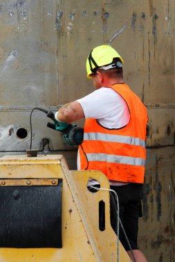 İşçi ile sarı bir kask ve bir portakal Emanet yelek