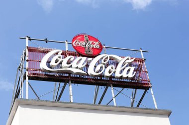 Odense, Danimarka - 16 Ağustos 2018: Coca Cola logosu bir bina. Coca-Cola gazlı meşrubat var. Atlanta, Georgia Coca-Cola Company tarafından üretilen