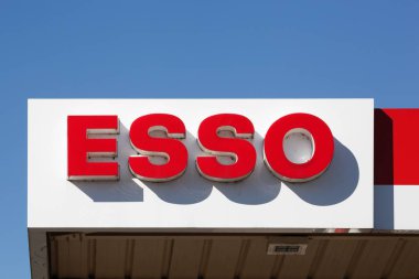 Mionnay, Fransa - 8 Eylül 2018: Esso benzin istasyonu logosuna. Esso Exxonmobil için uluslararası bir ticari adıdır. Exxon Mobil bir Amerikan çokuluslu petrol ve doğal gaz şirketidir 