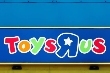 Tilst, Danimarka - 10 Mayıs 2018: Logo marka r bize bir duvara oyuncaklar. Toys r bizi değil bir Amerikan oyuncak ve çocuk ürünleri perakendeci