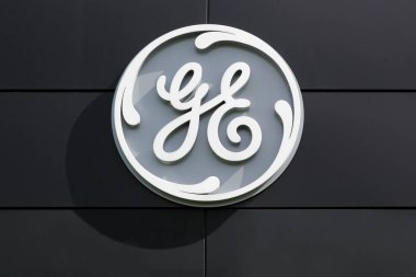 Fredericia, Danimarka - 21 Nisan 2018: Duvardaki General Electric Compagny logosu. General Electric Company, merkezi Boston 'da bulunan çok uluslu bir Amerikan holdingidir.