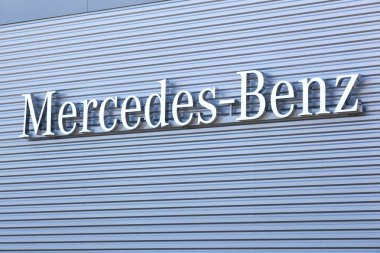 Saint Priest, Fransa - 8 Eylül 2018: Mercedes-Benz logosu bir duvar. Mercedes-Benz Alman otomobil üreticisi, Alman üreticinin Daimler Ag çokuluslu bir bölünme olduğunu