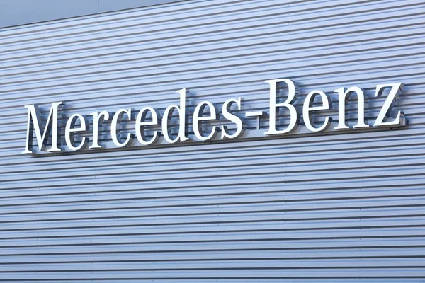 Saint Priest, Fransa - 8 Eylül 2018: Mercedes-Benz logosu bir duvar. Mercedes-Benz Alman otomobil üreticisi, Alman üreticinin Daimler Ag çokuluslu bir bölünme olduğunu