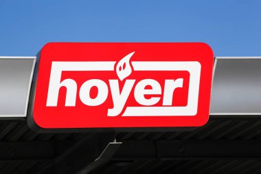 Rade, Almanya - 22 Temmuz 2018: Bir benzin istasyonu Hoyer logosuna. Hoyer sıvı mal kara, demir ve deniz taşımaları için küresel pazar lideridir