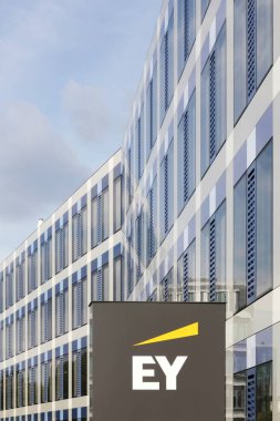 Kirchberg, Lüksemburg - 21 Temmuz 2018: Ernst ve Genç ofis bina. Ernst ve genç bir dünyanın en büyük profesyonel hizmet şirketi ve muhasebe dört büyük biridir