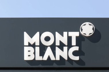 Hamburg, Almanya - 1 Eylül 2018: Montblanc logosu bir duvar. Montblanc aletleri, saatler, mücevher ve deri eşyalar yazma lüks Alman bir üreticidir