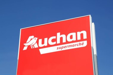 Massieux, Fransa - 14 Mart 2018: Auchan süpermarket logosu bir panel. Auchan bir Fransız Uluslararası perakende grup ve dünyanın asıl dağıtım grupları 15 ülkelerinde bir varlığı olan biridir