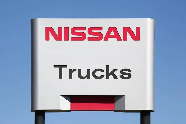 Saint Priest Frankrijk September 2018 Nissan Vrachtwagens Ondertekenen Een Paneel — Stockfoto