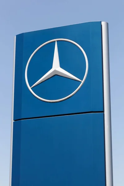 Macon Francia Junio 2017 Logotipo Mercedes Panel Mercedes Benz Fabricante — Foto de Stock