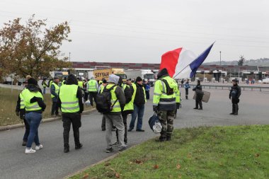 Villefranche tr Beaujolais, Fransa - 19 Kasım 2018: Sarı yelek protesto karşı daha yüksek yakıt fiyatları ve blok otoyolunun Villefranche tr Beaujolais, Fransa