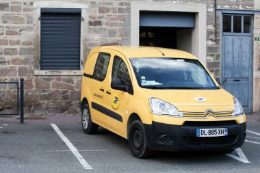 Cercie, Fransa - 11 Kasım 2018: La Poste Fransa araba. La Poste Fransa, Fransa yanı sıra beş Fransız denizaşırı departmanlarda çalışan bir posta servisi şirketidir