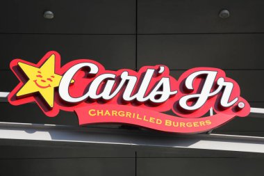Tilst, Danimarka - 14 Ekim 2018: Carl's jr logosu bir duvar. Carl's jr Cke Restoran Holdings, Inc tarafından işletilen bir Amerikan fast food restoran zinciri olduğunu