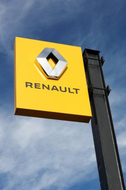 Villefranche, Fransa - 11 Kasım 2018: Renault logosu bir panel. Renault otomobil, minibüs, otobüs ve kamyon üreten bir Fransız otomobil üreticisidir