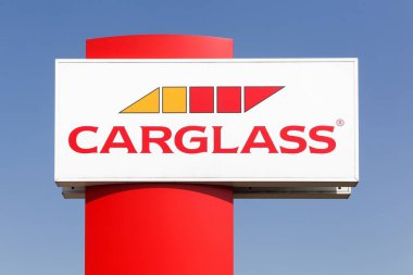 Kamen, Almanya - 22 Temmuz 2018: Carglass logo bir panel. Carglass dünya çapında 35 ülke arasında çalışan bir araç cam onarım ve değiştirme grubu olduğunu