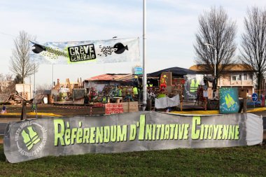 Villefranche tr Beaujolais, Fransa - 18 Aralık 2018: Sarı yelek protesto yuvarlak daire, Fransa ve Fransızca olarak arayıp Ric vatandaşları girişimi halkoylaması için sordu