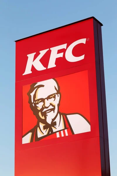 Herning Dinamarca Mayo 2018 Logotipo Kfc Panel Kfc Una Cadena — Foto de Stock