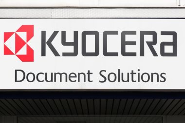 Köln, Almanya - 2 Eylül 2018: Kyocera belge çözümleri logosu bir duvar. Bir Japon çokuluslu seramik ve merkezi Kyoto, Japonya'dadır elektronik üreticisi Kyocera kuruluştur